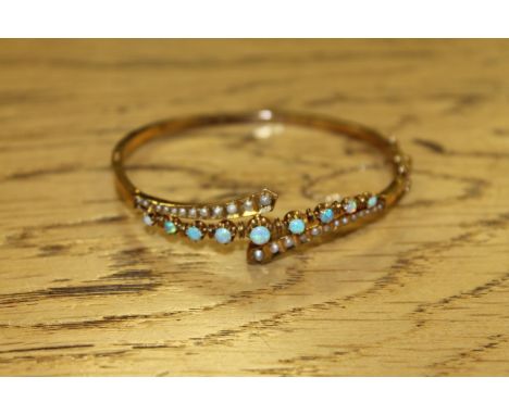 A 9ct gold Edwardian bracelet set with opals and seed pearls, 6.5g.