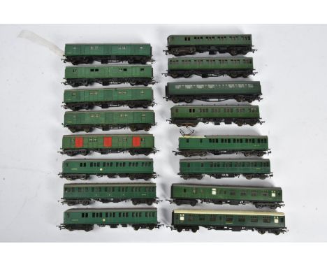 OO Gauge SR and BR Southern Triang Multiple Units and Hornby/Triang Coaches and GUVs, all unboxed includes two Triang three c
