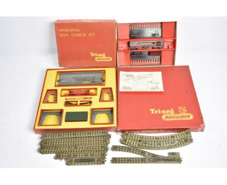 OO Gauge Controllers and Triang Operating Mail Coach Set and Operating Hopper Car Set, boxed Triang R323 Mail Coach Set (seri