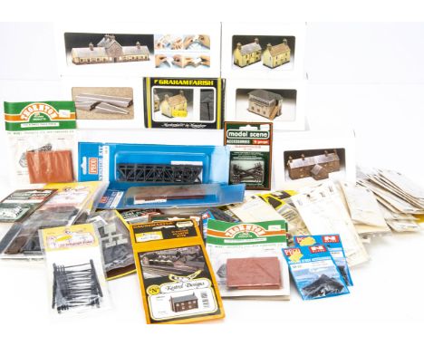 N Gauge Trackside Kit Buildings and Accessories, various examples all boxed or packaged, includes boxed Graham Farish 9502 Co