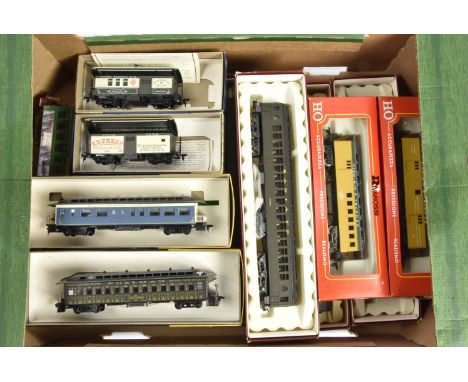 American HO/On 30 Gauge Coaching Stock boxed examples Rivarossi Santa Fe  2732 (2), 2743 (2)  all in olive green, Virginia Tr