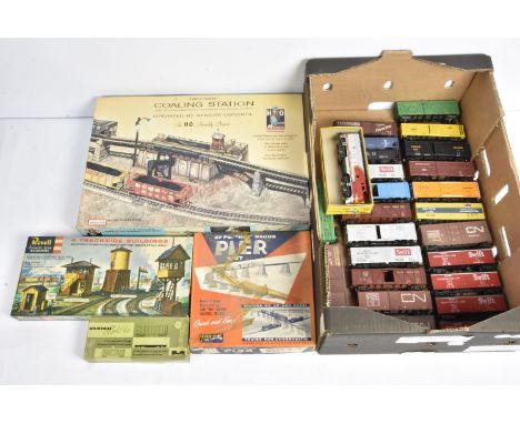 American HO Gauge Diesel Locomotive Goods Wagons and Kits, an unboxed Mantua Tyco Santa Fe 4015 F9 A Unit in silver/red liver