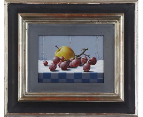 Öl auf Holz, ¨Früchtestillleben auf kariertem Tischtuch¨ (1997), unten rechts signiert ¨R. Smelt¨, verso Galerieaufkleber mit
