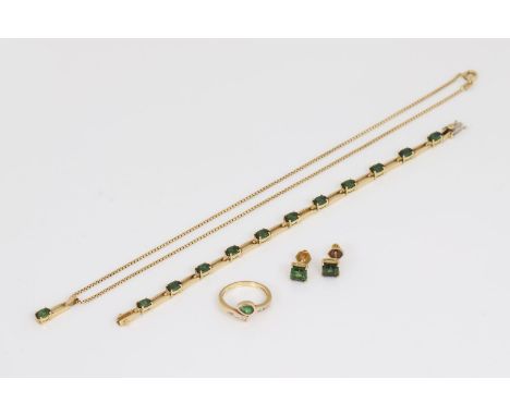 750er Gelbgold mit grünem Turmalin, bestehend aus 1 zarten Venezianer-Kette mit Anhänger und einem ovalen Turmalin, 1 Ring mi