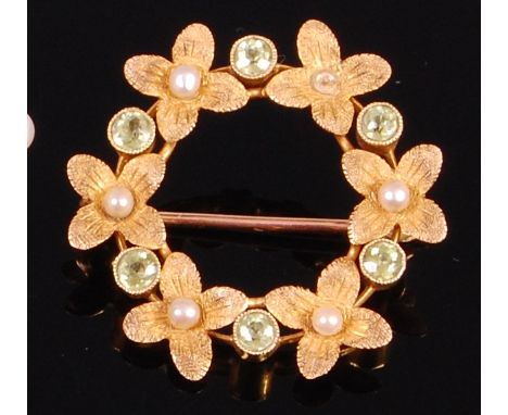 A 15ct gold, green topaz and seed pearl set flower head wreath brooch, 2.8g, dia. 2.7cm