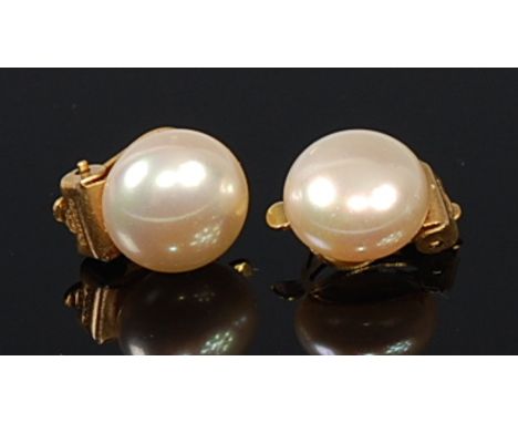 A pair of 9ct gold and cultured pearl ear clips 3.4g, 10mm