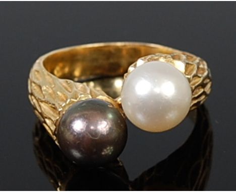 A contemporary 18ct gold, grey and white pearl set crossover ring, having heavily textured shank, 11.9g, size O/P