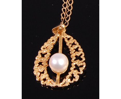 A modern 9ct gold and cultured pearl set pendant, on finelink neck chain, 2.6cm (excluding bale)
