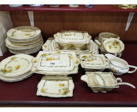 QUANTITY OF ROYAL WINTON ELEGANCE DINNERWARE 