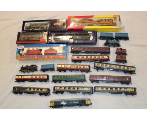 A selection of 00 gauge railway including Bachmann Tamworth Castle diesel locomotive, boxed; Hornby crane wagon set, various 