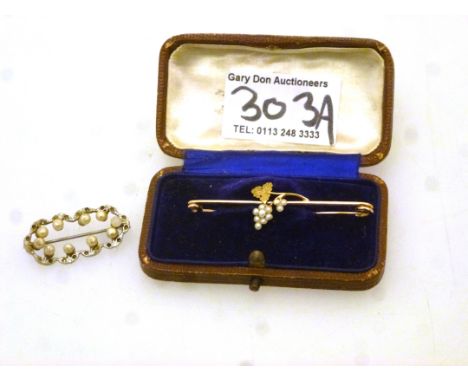 9K GOLD PEARL GRAPE BROOCH (2G) AND A COSTUME PEARL BROOCH