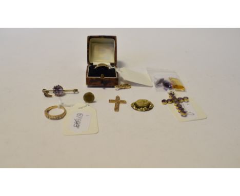 A 9ct gold signet ring, initialled, approx. ring size N½, another ring, approx. ring size K, an amethyst cross, a 9ct gold cr
