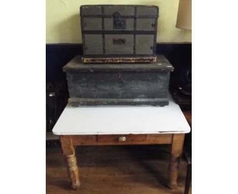 A painted pine blanket chest, 93 cm wide, a travelling trunk, and a kitchen table (3)