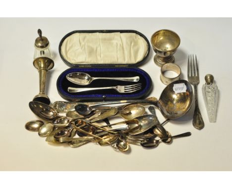 A silver rat tail pattern spoon and fork christening set, cased, Sheffield 1900, a silver topped tapering cut glass scent bot