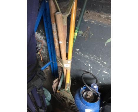 Bundle of garden tools 