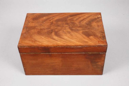 Reiseapotheke 1. Hälfte 19. Jh., Mahagoni massiv, schlichtes