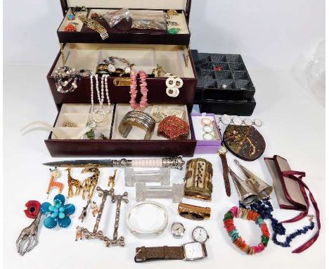 A jewellery box &amp; a quantity of various costume jewellery items including scrap gold, a gold plated gate bracelet &amp; o