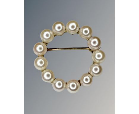 A 9ct yellow gold circular pearl brooch, width 25 mm.