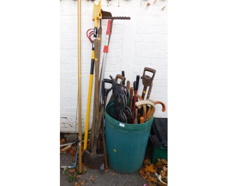 Garden tools, to include long arm lopper, fork, garden edging, cable, etc. (a quantity) 