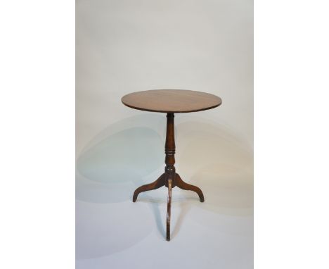 A Georgian walnut round topped tripod table, 73cm high, 55cm diameter