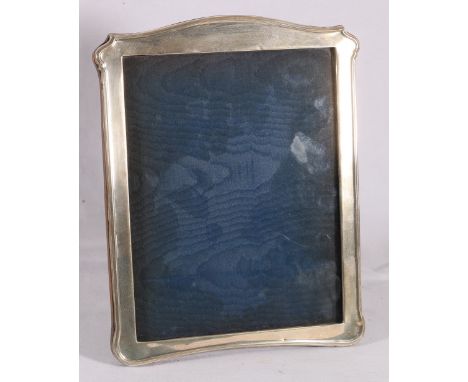 George V silver photograph frame with arch top, Birmingham 1925, Walker & Hall.   CONDITION REPORT:  23cm x 18cm inside, Good