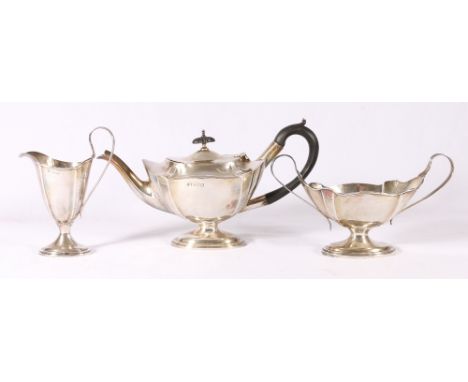 Edwardian silver three piece teaset of boat shape with wavy rim, Chester 1904, 640g, Maker JDWD.