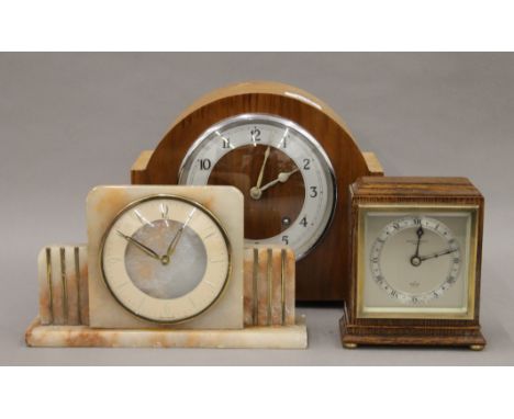 Three vintage mantle clocks. The largest 22 cm high.