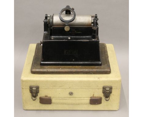 An Edison phonograph 1903, with a collection of cylinders.