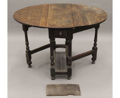 An 18th/19th century gate leg table. 89 cm long.