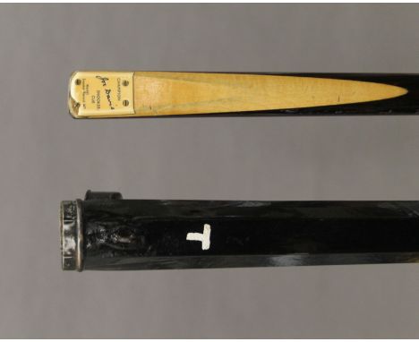 A vintage Joe Davis snooker cue in a tin case. The tin 156 cm long.