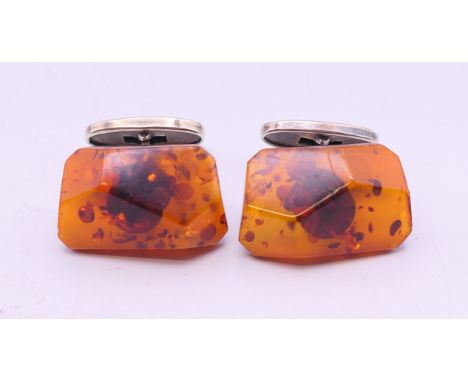 A pair of vintage cufflinks. 2 cm long. 
