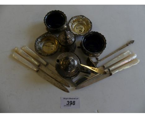 A selection of silver to include a Georg Jensen 'acanthus' pattern cream ladle, a cruet set and mother of pearl handles silve