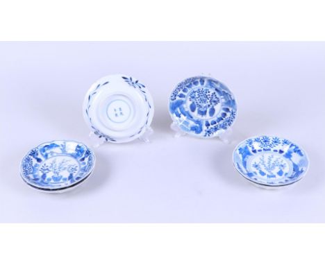 A set of six porcelain plates with a decor of vases and plants, marked Kangxi. China, 19th century.Diam. 13 cm. 