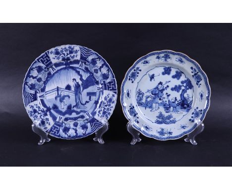 Two porcelain plates decorated with figures. China, Kangxi & Yongzheng.Diam. 23,5 cm.