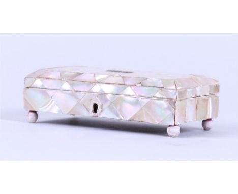 A mother-of-pearl glued lidded box, late 19th century.4 x 16 x 10 cm.