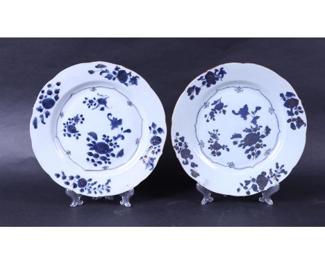 Two porcelain plates, contoured model, with floral decoration, partly raised with gold. China, Qianlong.Diam.: 23 cm.