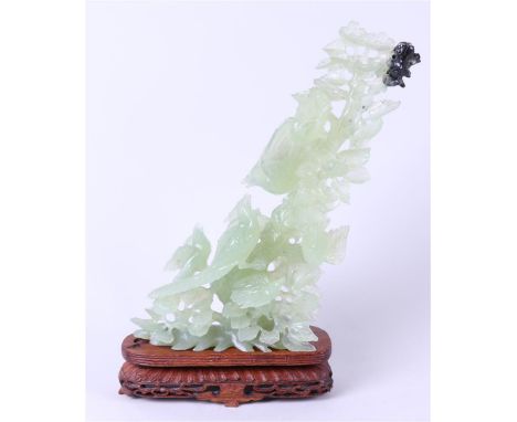 A Jade group depicting four birds in a tree branch. China, 20th century.H.: 25 cm. (zonder basement).