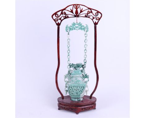 A green jade vase with lid, with dragon handles and with jade chain with handle. China, 20th century.H. 44 xm (standaard).