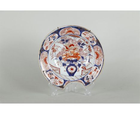 A porcelain Imari shaving basin with cachepot with floral decoration. Japan 18th century.Diam. 26.5 cm. 