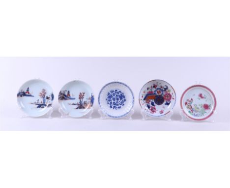 A lot of five porcelain plates with various decors. China, Kangxi/Yongzheng.Diam. 12 cm.