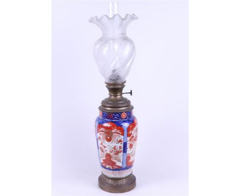 An Imari oil lamp in a copper frame. Japan, 19th century.H. 65 cm.