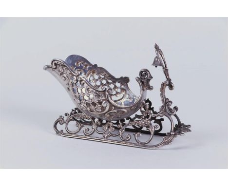 A silver scale model of a sleigh. Marked '835'. Weight 179 grams.10,5 x 18 cm.