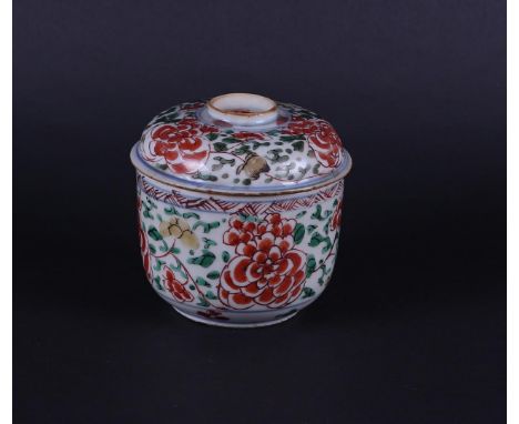A porcelain Famille Verte lidded jar with flattened lid, and with floral decor. China Kangxi/Yongzheng.Diam. 9 cm. H. 10 cm.