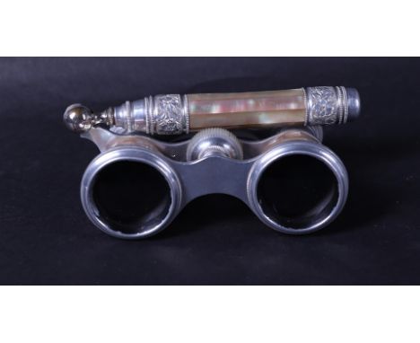 A mother-of-pearl glued opera glasses, late 19th century.
