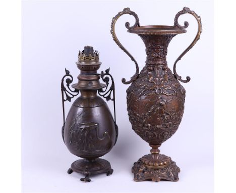 A lot consisting of a Japanese-style oil lamp and a Neo-Renaissance vase. ca. 1900. 35 cm. en kleiner.