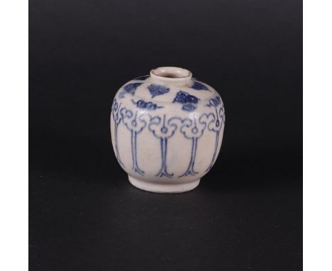 A stoneware small model cream jar with underglaze blue cloud decoration. China, 17th/18th century.H. 7 cm.
