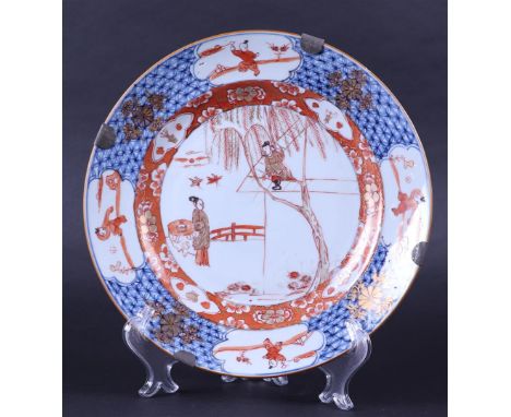 A porcelain milk and blood dish "Romance of the Western chamber". China, Kangxi/Yongzheng.Diam. 27,5 cm.