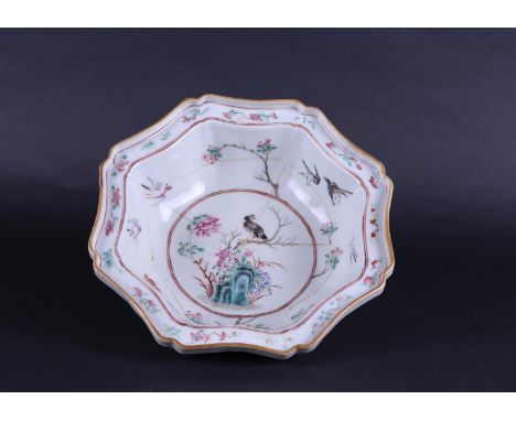 A porcelain Famile Rose basin. China, 19th century.Diam. 26,5 cm.