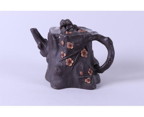 A Yixing teapot in the shape of a tree trunk. China, 20th century.13 x 16 cm.