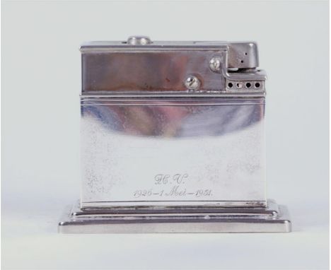 A silver cigarette lighter. Marked and with engraving.7,5 x 9 x 3,5 cm. 